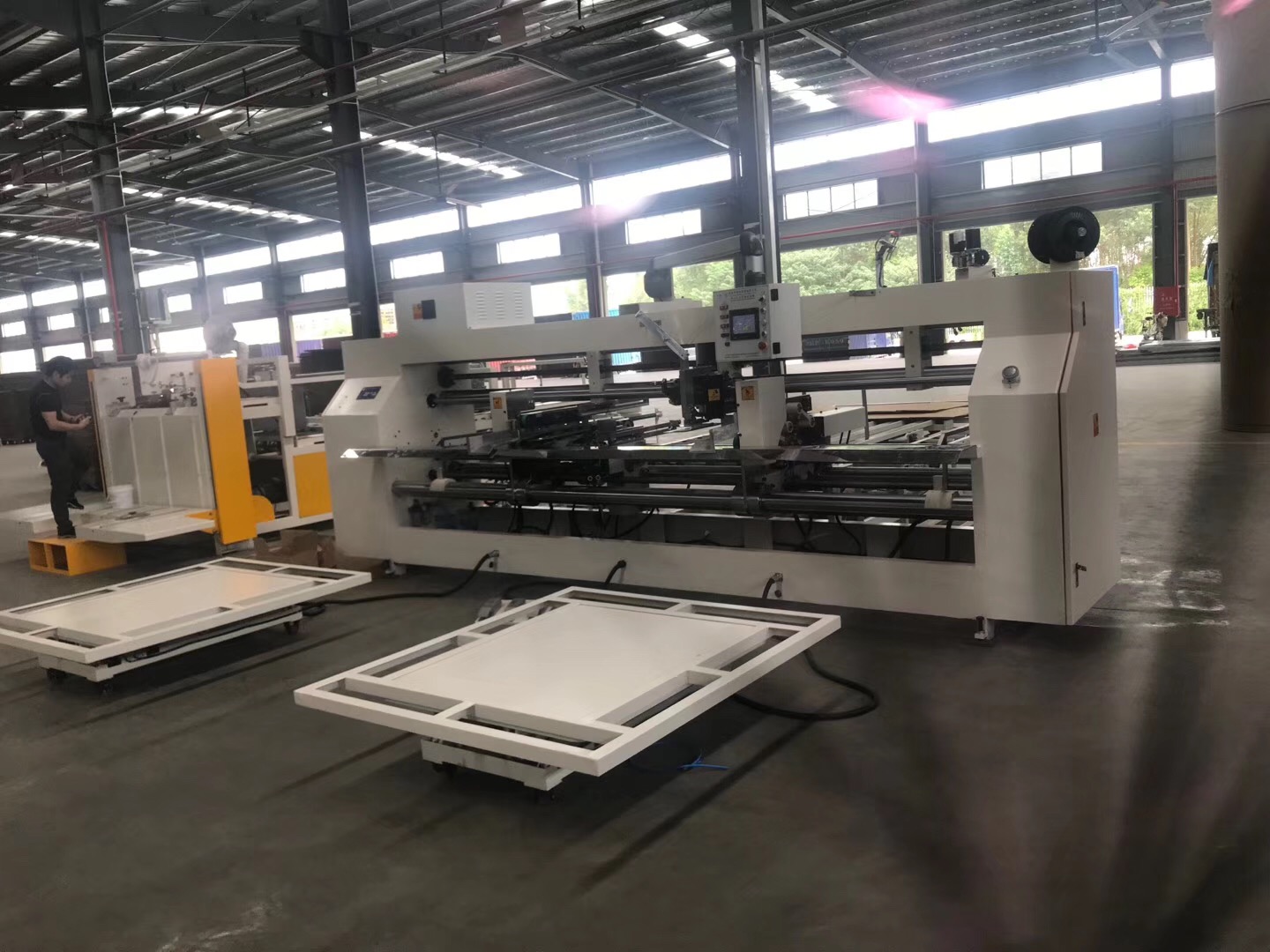 標(biāo)題：高效精準(zhǔn)，賦能包裝——雙片式釘箱機(jī)